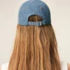 Cappellino in denim blu con ricamo “Ami de Coeur” Cappellino in denim blu con ricamo “Ami de Coeur”