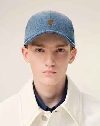 Cappellino in denim blu con ricamo “Ami de Coeur” Cappellino in denim blu con ricamo “Ami de Coeur”