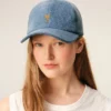 Cappellino in denim blu con ricamo “Ami de Coeur” Cappellino in denim blu con ricamo “Ami de Coeur”