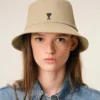 Cappello a secchiello Ami de Coeur in cotone beige Cappello a secchiello Ami de Coeur in cotone beige