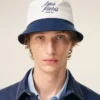 Cappello Ami Paris in cotone blu e bianco Cappello Ami Paris in cotone blu e bianco