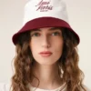 Cappello Ami Paris in cotone rosso e bianco Cappello Ami Paris in cotone rosso e bianco