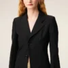 Cappotto aderente a un bottone in lana vergine nera Cappotto aderente a un bottone in lana vergine nera