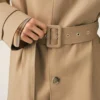 Cappotto beige in twill di cotone idrorepellente con cintura Cappotto beige in twill di cotone idrorepellente con cintura