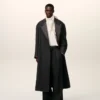 Cappotto lungo doppiopetto in lana nera smockata Cappotto lungo doppiopetto in lana nera smockata
