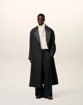 Cappotto lungo doppiopetto in lana nera smockata