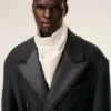 Cappotto lungo doppiopetto in lana nera smockata Cappotto lungo doppiopetto in lana nera smockata