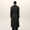 Cappotto lungo doppiopetto in lana nera smockata Cappotto lungo doppiopetto in lana nera smockata