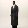 Cappotto lungo doppiopetto in lana nera smockata Cappotto lungo doppiopetto in lana nera smockata
