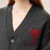 Cardigan in lana grigia con Ami de Coeur a contrasto Cardigan in lana grigia con Ami de Coeur a contrasto