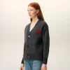 Cardigan in lana grigia con Ami de Coeur a contrasto Cardigan in lana grigia con Ami de Coeur a contrasto