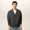 Cardigan in lana grigia con Ami de Coeur a contrasto Cardigan in lana grigia con Ami de Coeur a contrasto