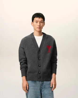 Cardigan in lana grigia con Ami de Coeur a contrasto Cardigan in lana grigia con Ami de Coeur a contrasto