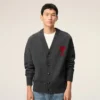 Cardigan in lana grigia con Ami de Coeur a contrasto Cardigan in lana grigia con Ami de Coeur a contrasto