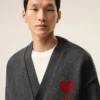 Cardigan in lana grigia con Ami de Coeur a contrasto Cardigan in lana grigia con Ami de Coeur a contrasto
