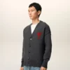 Cardigan in lana grigia con Ami de Coeur a contrasto Cardigan in lana grigia con Ami de Coeur a contrasto