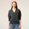 Cardigan in lana grigia con Ami de Coeur a contrasto Cardigan in lana grigia con Ami de Coeur a contrasto