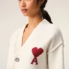 Cardigan in lana naturale con Ami de Coeur a contrasto Cardigan in lana naturale con Ami de Coeur a contrasto