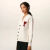 Cardigan in lana naturale con Ami de Coeur a contrasto Cardigan in lana naturale con Ami de Coeur a contrasto