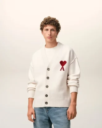 Cardigan in lana naturale con Ami de Coeur a contrasto Cardigan in lana naturale con Ami de Coeur a contrasto