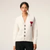 Cardigan in lana naturale con Ami de Coeur a contrasto Cardigan in lana naturale con Ami de Coeur a contrasto