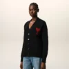 Cardigan in lana nera con Ami de Coeur a contrasto Cardigan in lana nera con Ami de Coeur a contrasto