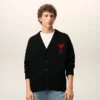 Cardigan in lana nera con Ami de Coeur a contrasto Cardigan in lana nera con Ami de Coeur a contrasto
