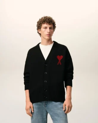 Cardigan in lana nera con Ami de Coeur a contrasto Cardigan in lana nera con Ami de Coeur a contrasto
