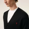 Cardigan in lana nera con Ami de Coeur a contrasto Cardigan in lana nera con Ami de Coeur a contrasto