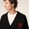 Cardigan in lana nera con Ami de Coeur a contrasto Cardigan in lana nera con Ami de Coeur a contrasto