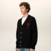 Cardigan in lana nera con Ami de Coeur a contrasto Cardigan in lana nera con Ami de Coeur a contrasto