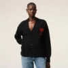 Cardigan in lana nera con Ami de Coeur a contrasto Cardigan in lana nera con Ami de Coeur a contrasto