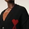 Cardigan in lana nera con Ami de Coeur a contrasto Cardigan in lana nera con Ami de Coeur a contrasto