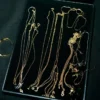 Collana con ciondolo “2” in ottone martellato dorato Collana con ciondolo “2” in ottone martellato dorato