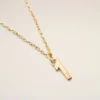 Collana con ciondolo “1” in ottone martellato dorato Collana con ciondolo “1” in ottone martellato dorato