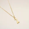 Collana con ciondolo “2” in ottone martellato dorato Collana con ciondolo “2” in ottone martellato dorato