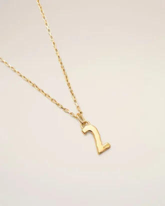 Collana con ciondolo “2” in ottone martellato dorato