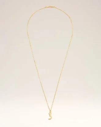 Collana con ciondolo “3” in ottone martellato dorato