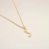 Collana con ciondolo “3” in ottone martellato dorato Collana con ciondolo “3” in ottone martellato dorato