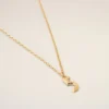 Collana con ciondolo “5” in ottone martellato Collana con ciondolo “5” in ottone martellato