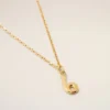 Collana con ciondolo “6” in ottone martellato Collana con ciondolo “6” in ottone martellato