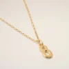 Collana con ciondolo “8” in ottone martellato dorato Collana con ciondolo “8” in ottone martellato dorato
