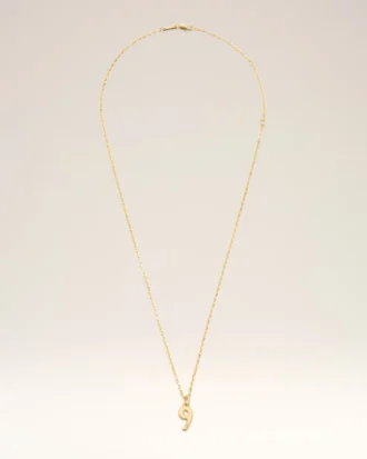 Collana con ciondolo “9” martellato in ottone dorato