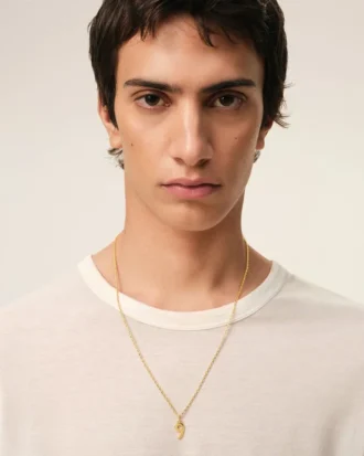 Collana con ciondolo “9” martellato in ottone dorato