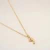 Collana con ciondolo “9” martellato in ottone dorato Collana con ciondolo “9” martellato in ottone dorato
