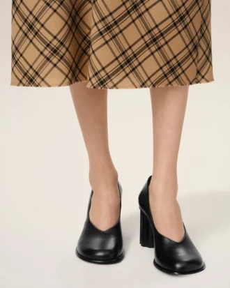 Décolleté con punta anatomica in pelle nera