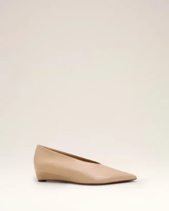 Décolleté con zeppa a punta in pelle di agnello beige Décolleté con zeppa a punta in pelle di agnello beige