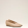 Décolleté con zeppa a punta in pelle di agnello beige Décolleté con zeppa a punta in pelle di agnello beige