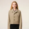Giacca abbottonata in cotone beige Giacca abbottonata in cotone beige