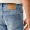 Jeans blu in cotone a vestibilità affusolata Jeans blu in cotone a vestibilità affusolata